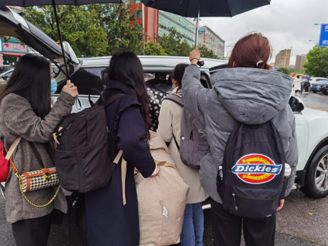 大雨滂沱，老師化身“專車司機”為返校學生護航
