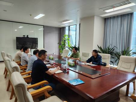 一群人在餐廳用餐AI 生成的內(nèi)容可能不正確。