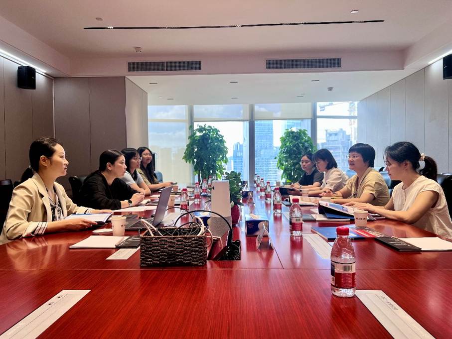 一群人在餐廳里 AI 生成的內容可能不正確。