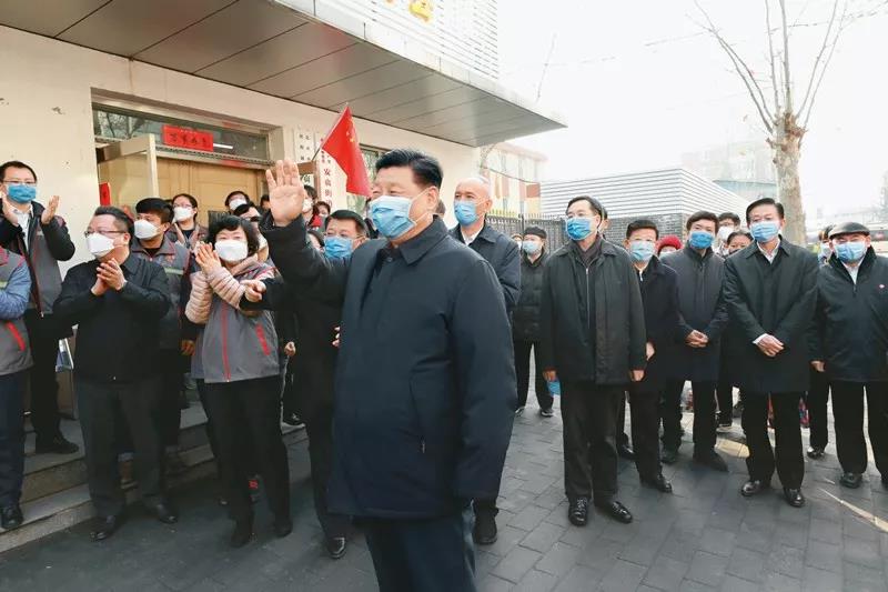 　　2020年2月10日，中共中央總書記、國家主席、中央軍委主席習近平在北京調研指導新冠肺炎疫情防控工作。這是習近平在朝陽區安貞街道安華里社區，了解基層一線疫情聯防聯控情況。新華社記者 龐興雷/攝
