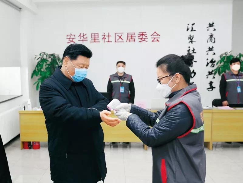 　　2020年2月10日，中共中央總書記、國家主席、中央軍委主席習近平在北京調研指導新冠肺炎疫情防控工作。這是習近平來到朝陽區安貞街道安華里社區，了解基層一線疫情聯防聯控情況。新華社記者 鞠鵬/攝